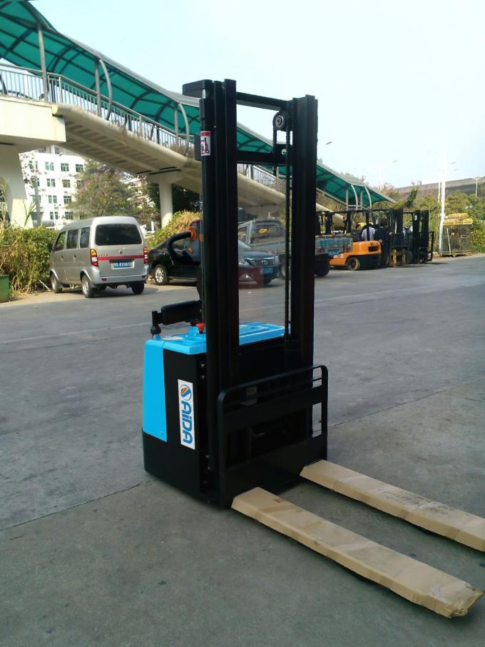 Motorisierter elektrischer Stacker Lift 5500 mm Höhe PLC-Steuerung Automatischer elektrischer Reichweite Stacker 1